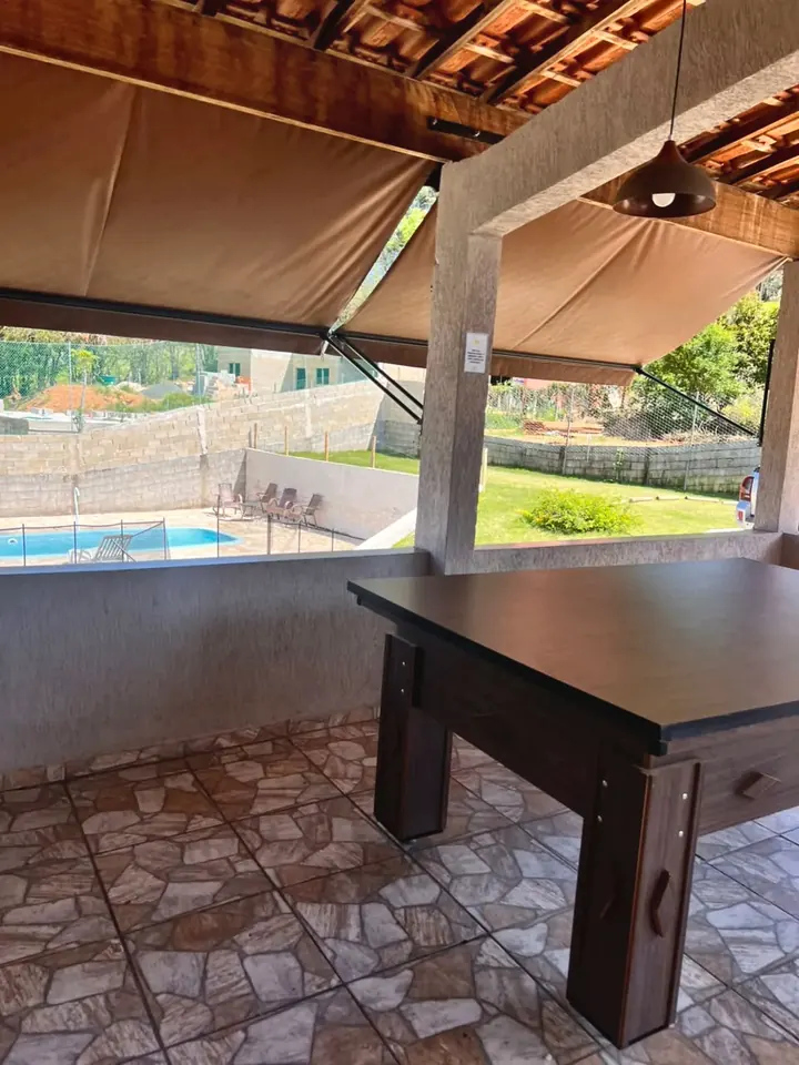 Área gourmet com vista para a piscina e o gramado