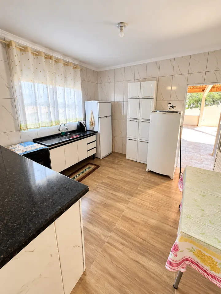 Sala com sofá integrada à cozinha