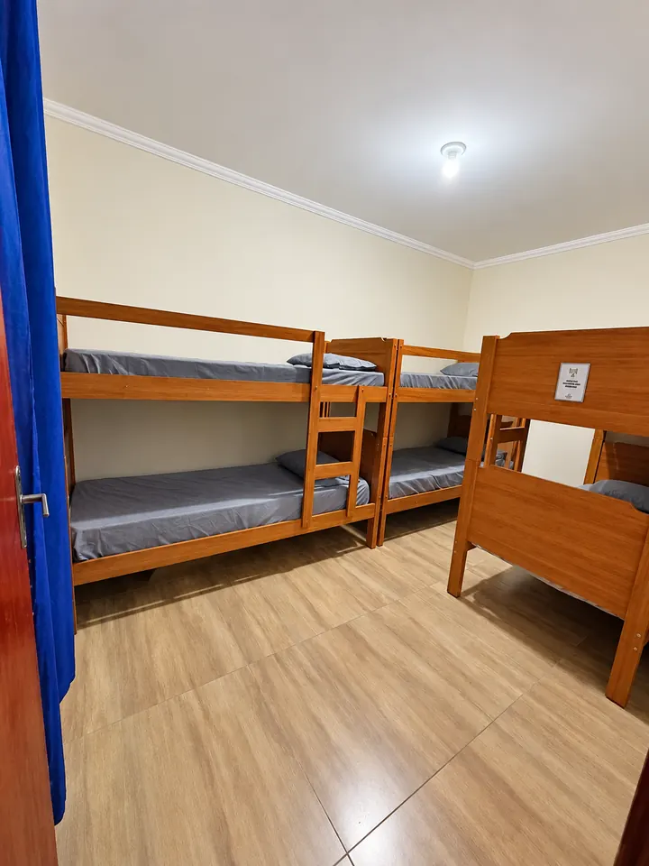 Segundo quarto com beliches de madeira