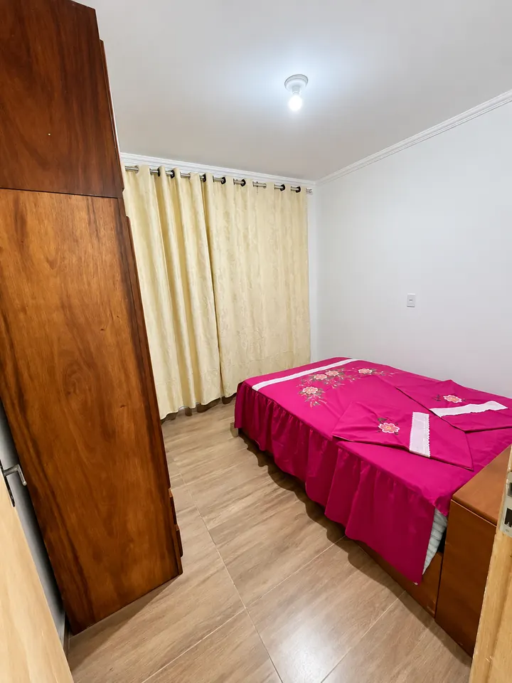 Quarto de casal com cama de casal e guarda-roupa