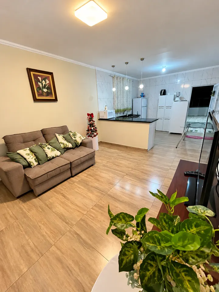 Sala com sofá integrada à cozinha